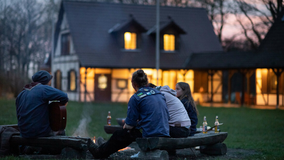 Gruppe am Lagerfeuer